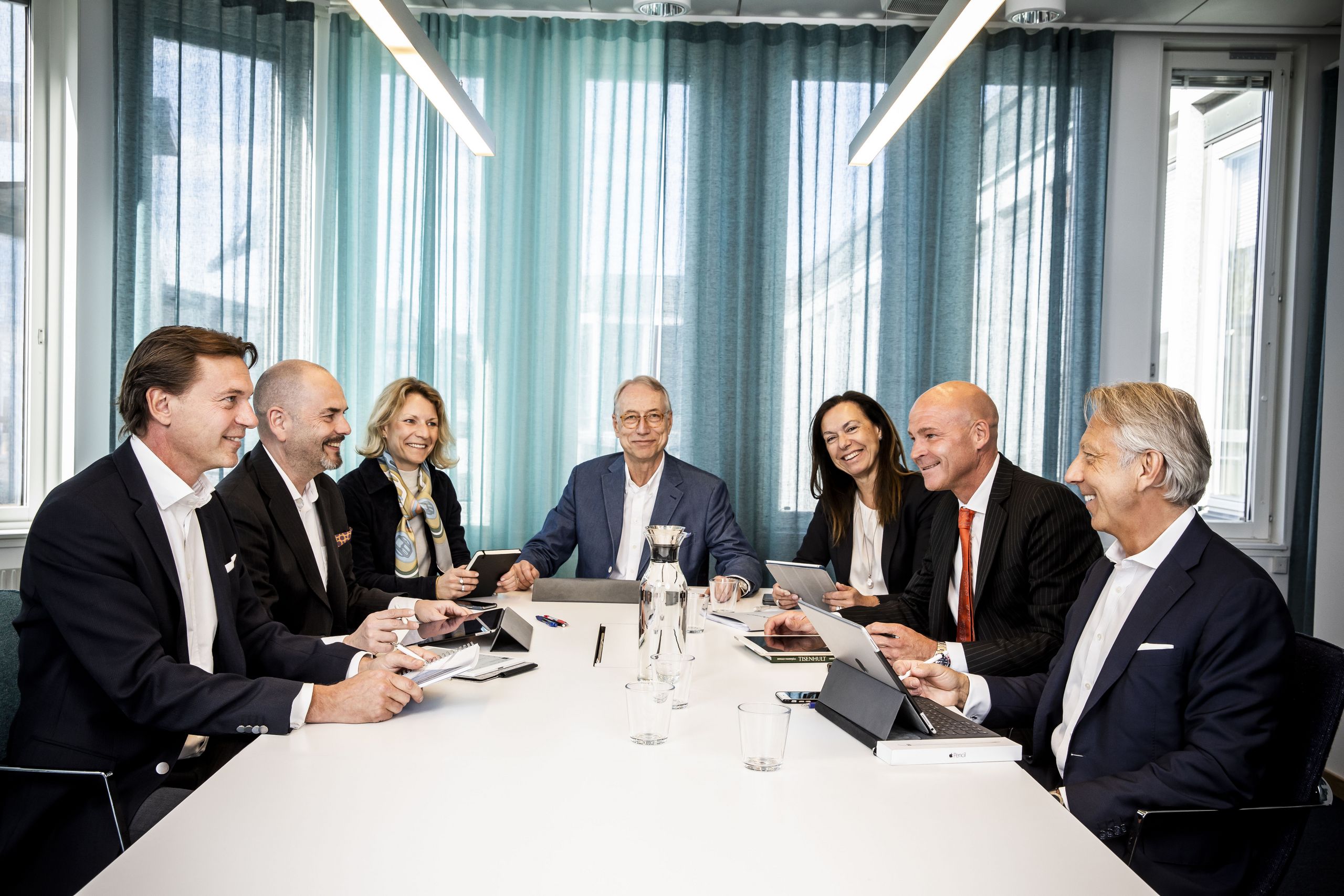 Sittande, från vänster: Johan Sjö, Ulf Mattsson, Malin Nordesjö, Anders Börjesson, Eva Elmstedt, Henrik Hedelius, Kenth Eriksson.